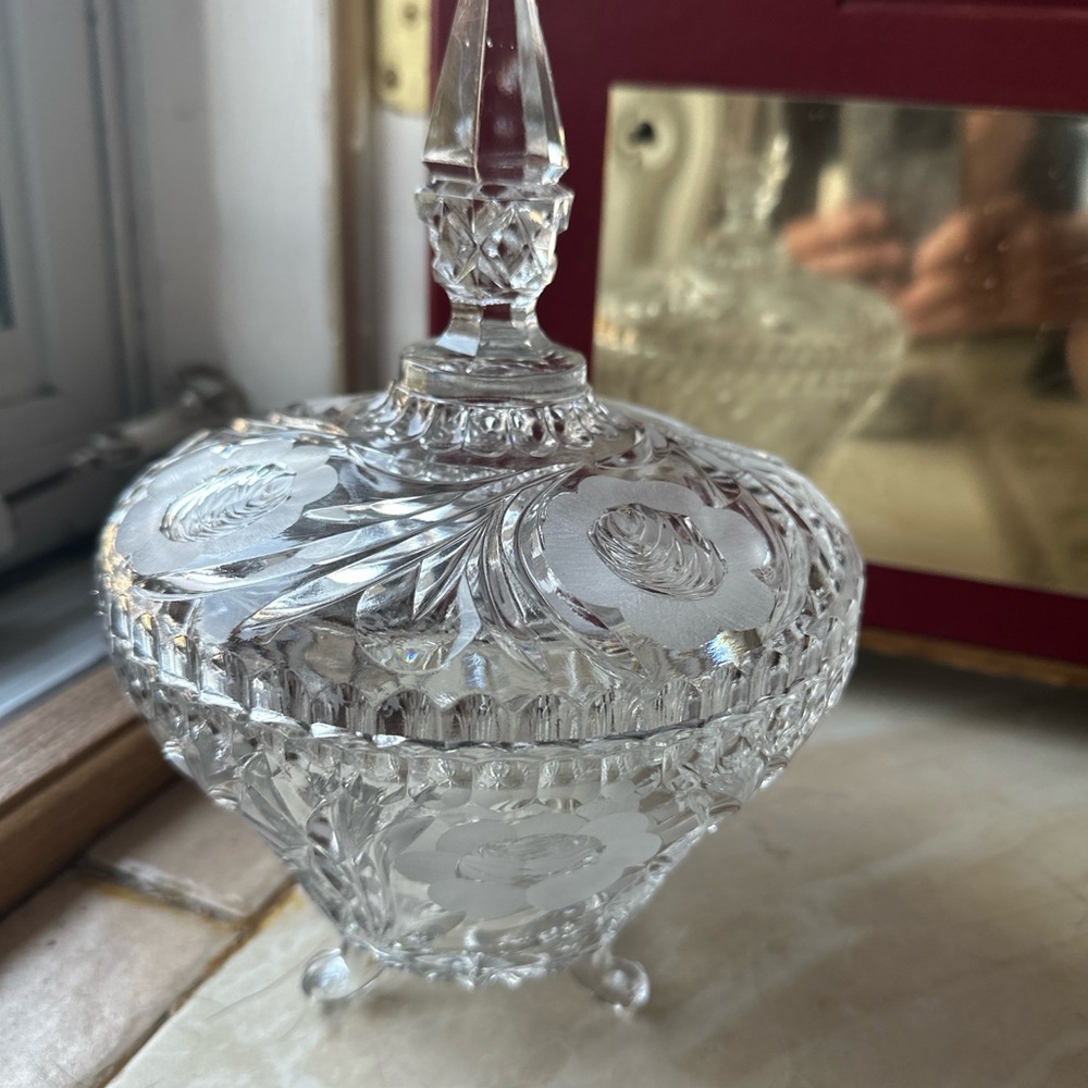 Lead Crystal - vintage - Covered Candy Dish w/Floral Design - Heavy - Picture 2 of 6